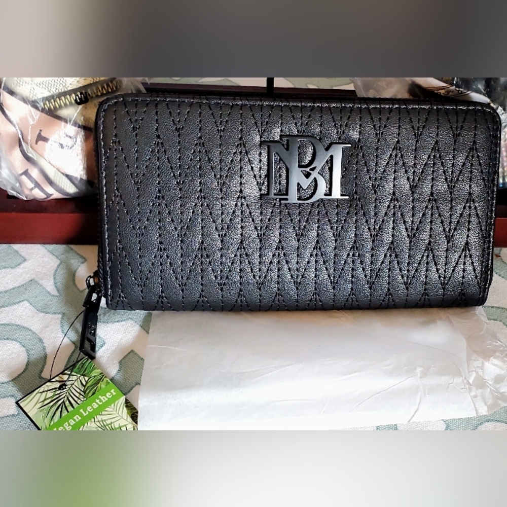Badgley Mischka Black Quilted Zip-Around Wallet/phone Holder